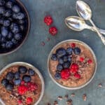 Chiasmousse med blåbær og hindbær