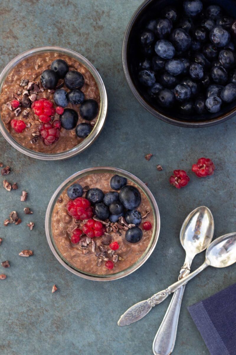 Chiamousse med hindbær og blåbær