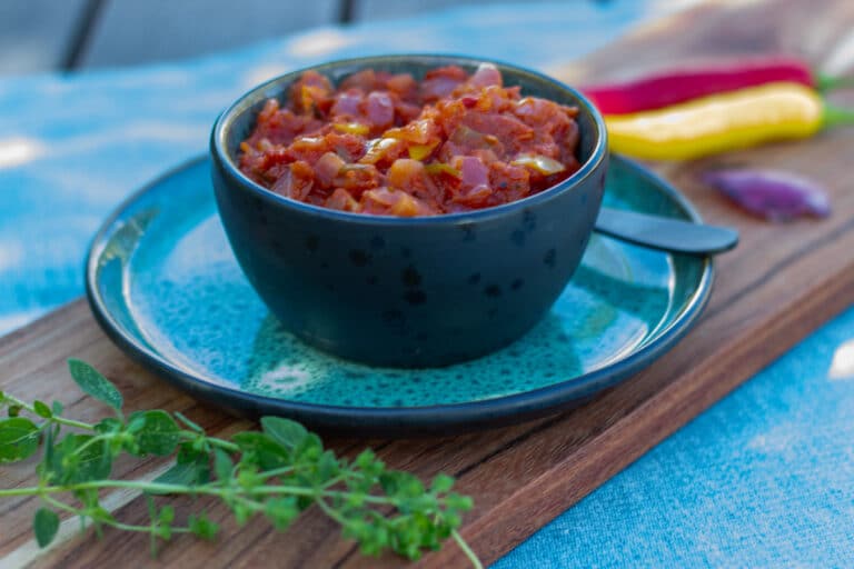 Kogt salsa med peberfrugt, chili og oregano