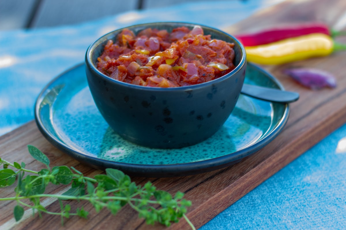 Kogt salsa med peberfrugt, chili og oregano