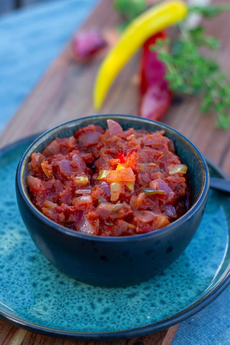 Kogt salsa med peberfrugt, chili og oregano