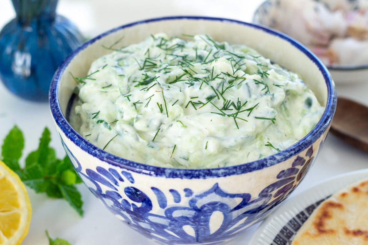 Tzatziki med græsk yoghurt, citron, mynte og hvidløg