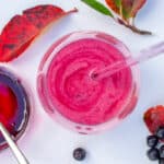 Aroniasmoothie med jorbær, aroniasirup og aroniabær