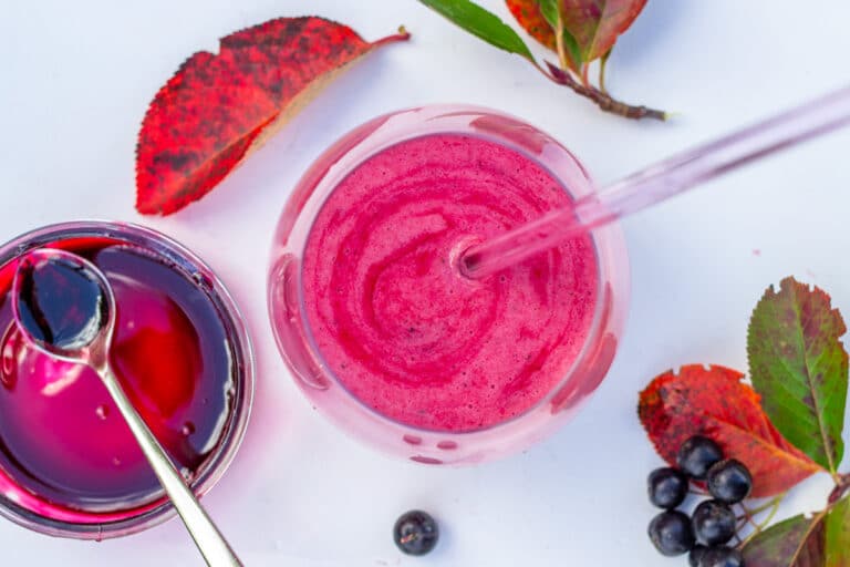 Aroniasmoothie med jorbær, aroniasirup og aroniabær