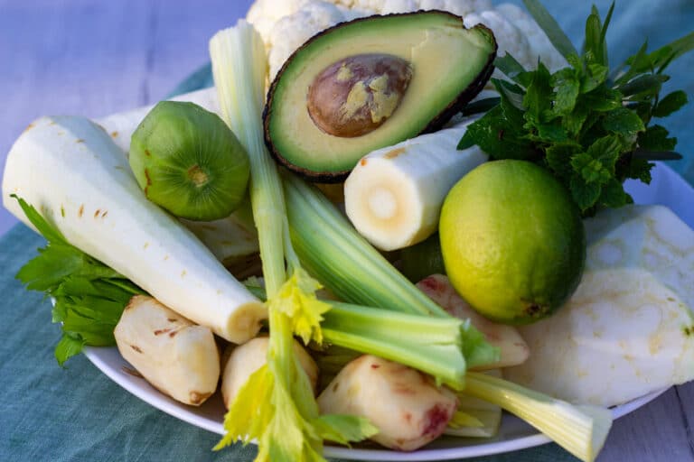 Grøntsager i grønne og lyse nyancer gjort klar til energigrød