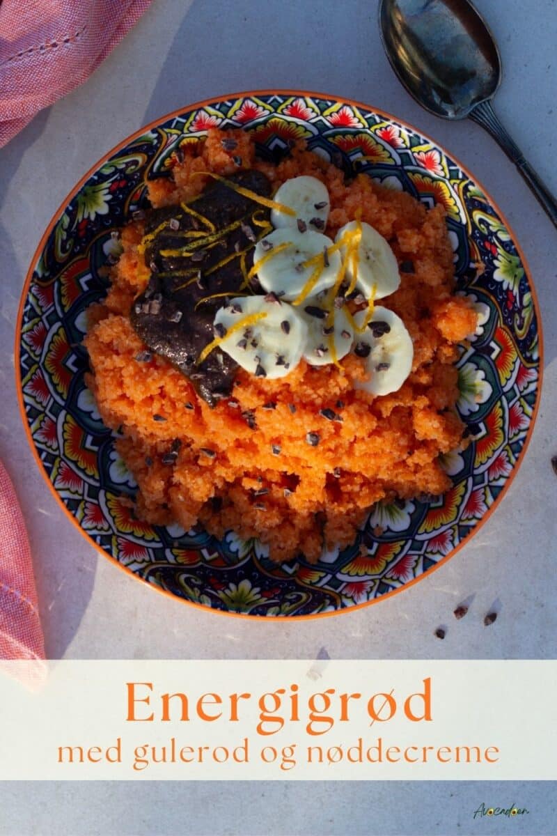 Energigrød med gulerod pyntet med banan, appelsinskal, kakaonibs og nøddecreme