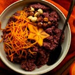 Energigrød med gulerod, kakifrugt og nødder