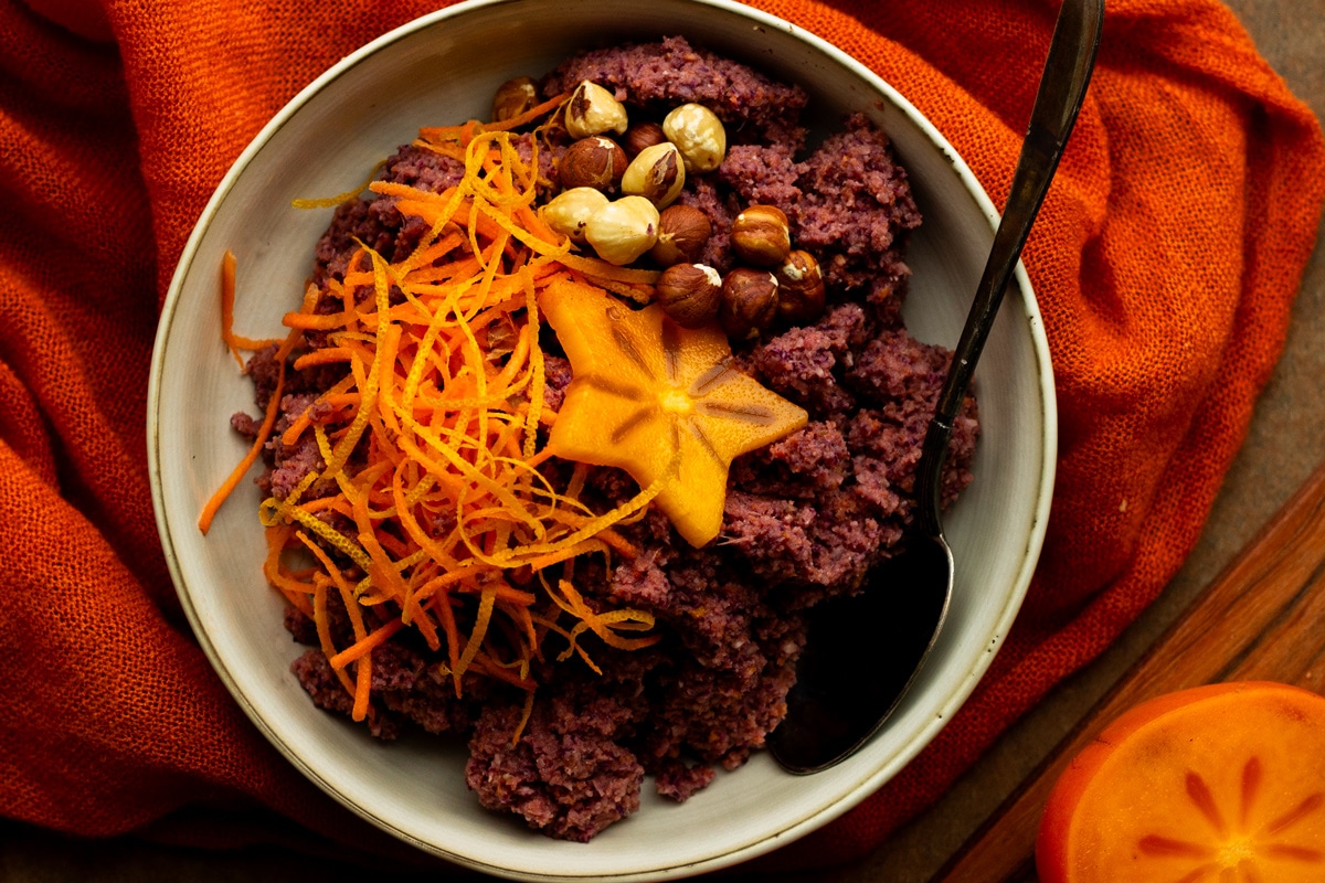 Energigrød med gulerod, kakifrugt og nødder