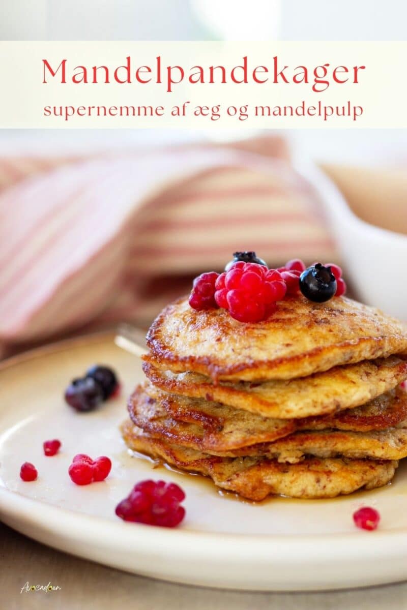 Pandekager af mandelpulp med sirup, hindbær og blåbær