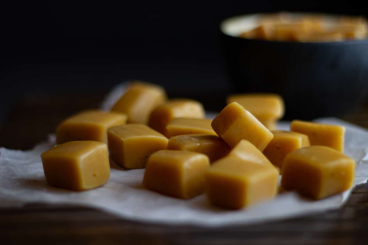 Chewy flødekarameller lavet i mikroovn