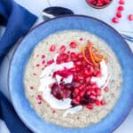 Hvid energigrød af blomkål og kikærter. Med kokos og granaæblekerner på toppen.