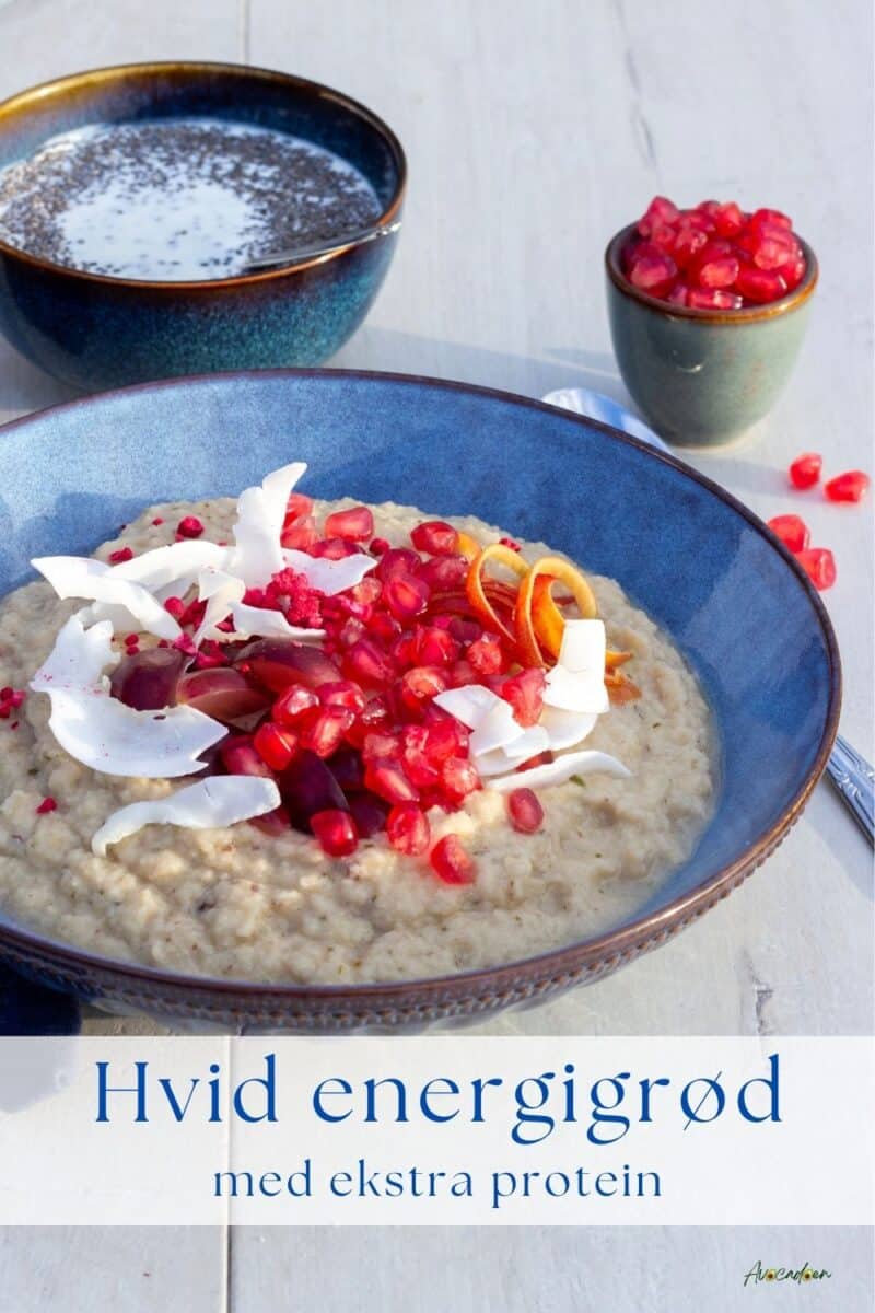 Hvid energigrød af blomkål og kikærter og granatæblekerner og kokos på toppen.