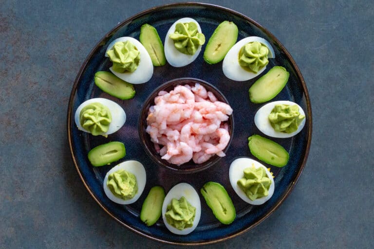 Fyldte avocadoæg med rejer og snack-avocado