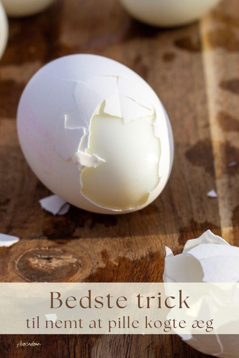 Hårdkogt æg, hvor skallen er løsnet og delvist pillet af
