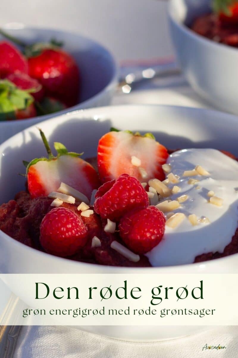 Rød energigrød med jordbær og hindbær, kefir og mandelstykker