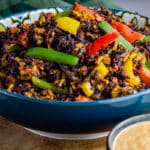 Kålfad med revet rødkål, broccoli, løg, porre, peberfrugt og kylling