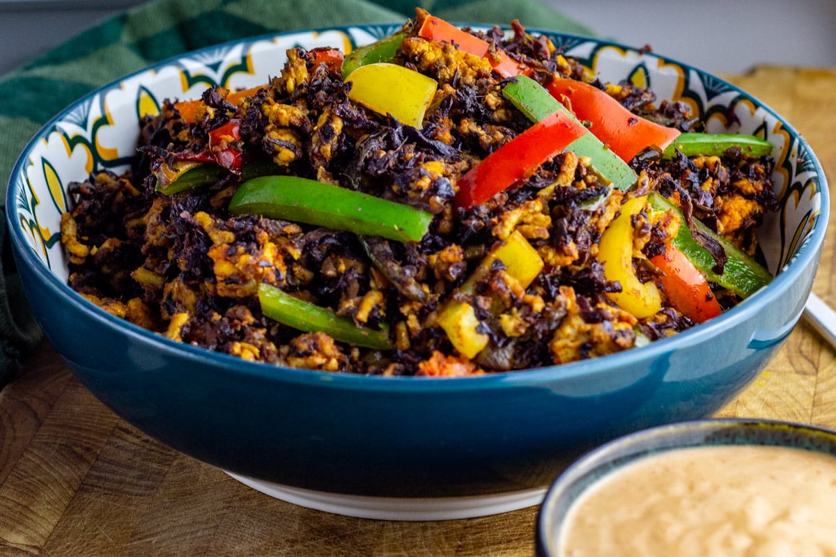 Kålfad med revet rødkål, broccoli, løg, porre, peberfrugt og kylling