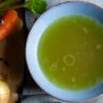 Kyllingebouillon med gulerødder, løg og peberkorn