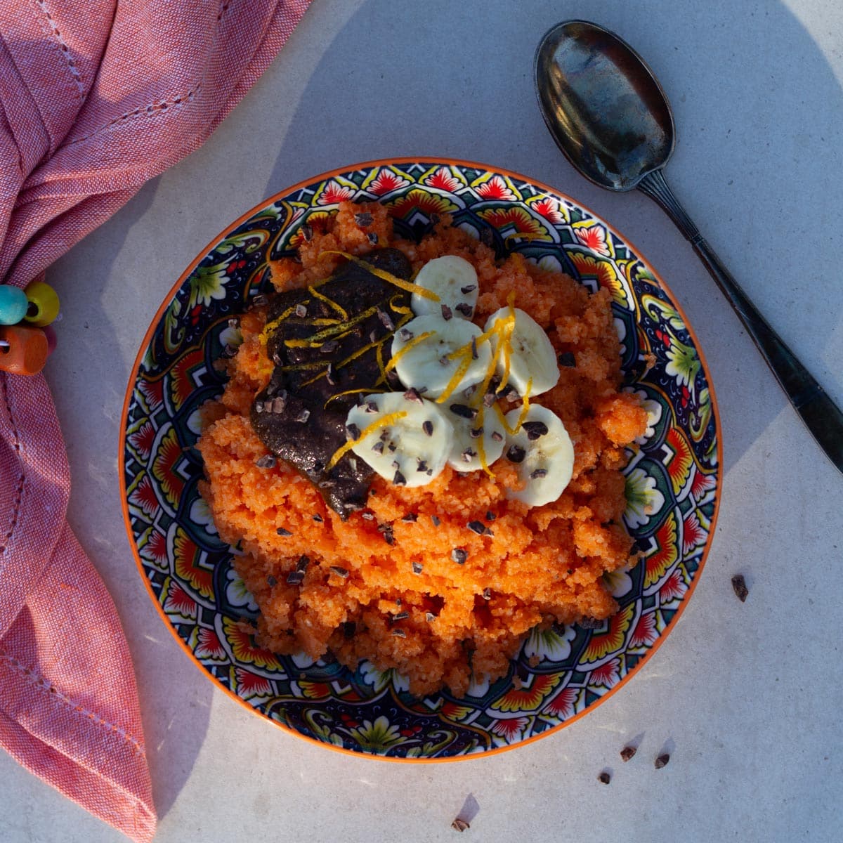 Orange energigrød med gulerødder og nøddecreme