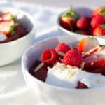 Rød energigrød med jordbær og hindbær, kefir og mandelstykker