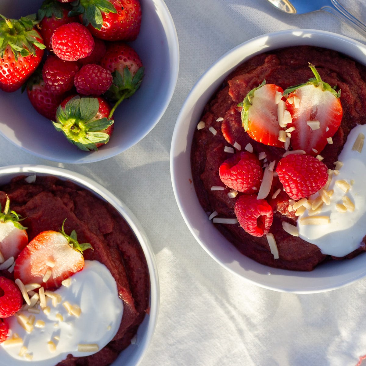 Den røde energigrød med jordbær og røde grøntsager