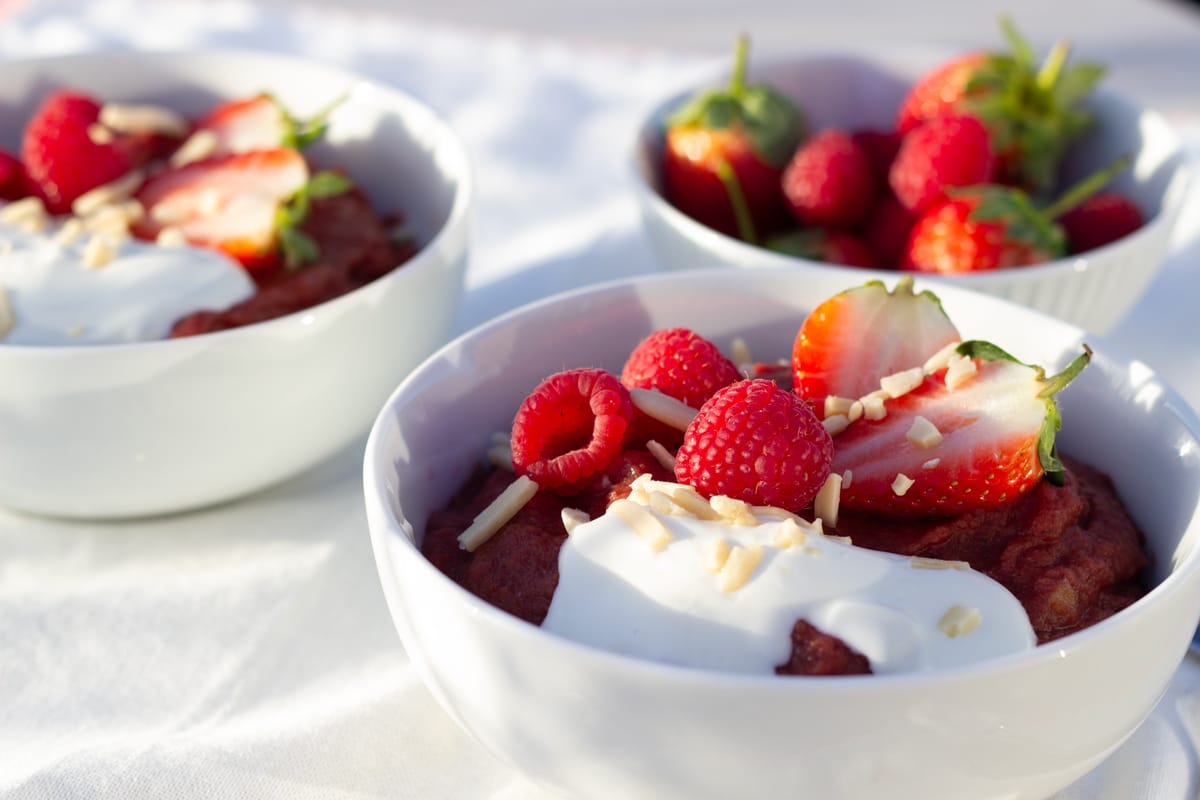 Rød energigrød med jordbær og hindbær, kefir og mandelstykker