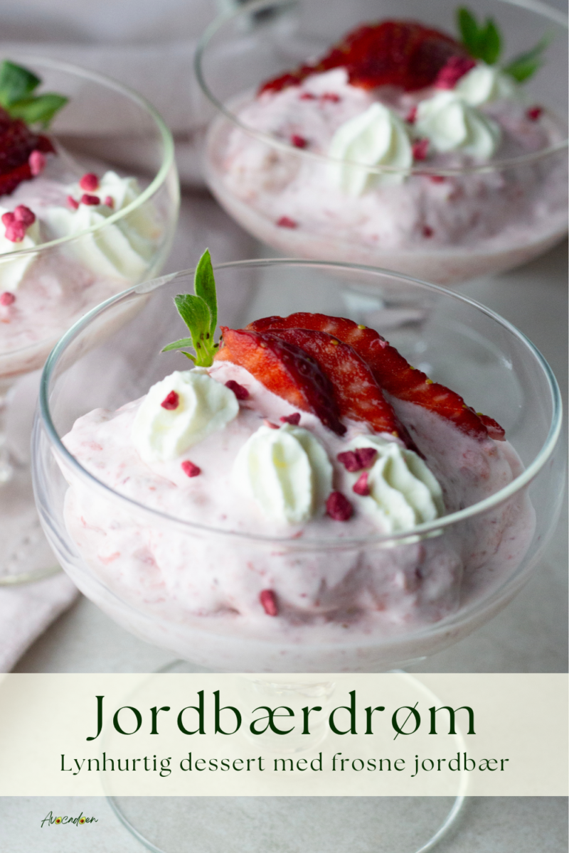 Portionsanrettet jordbærdessert med frosne jordbær, flødeskum, makroner og frysetørret hindbær. 