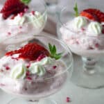 Jordbærdrøm dessert med jordbær, flødeskum og makroner anrettet i portionsglas