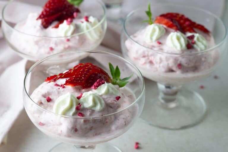 Jordbærdrøm dessert med jordbær, flødeskum og makroner anrettet i portionsglas