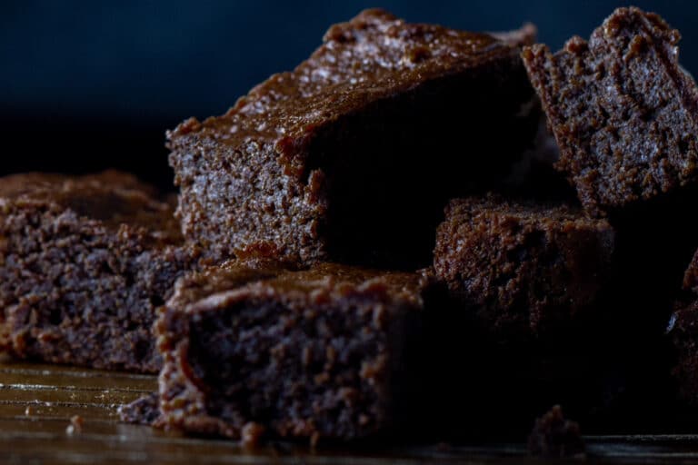 Lækkkert klistret brownie skåret i stykker og stablet