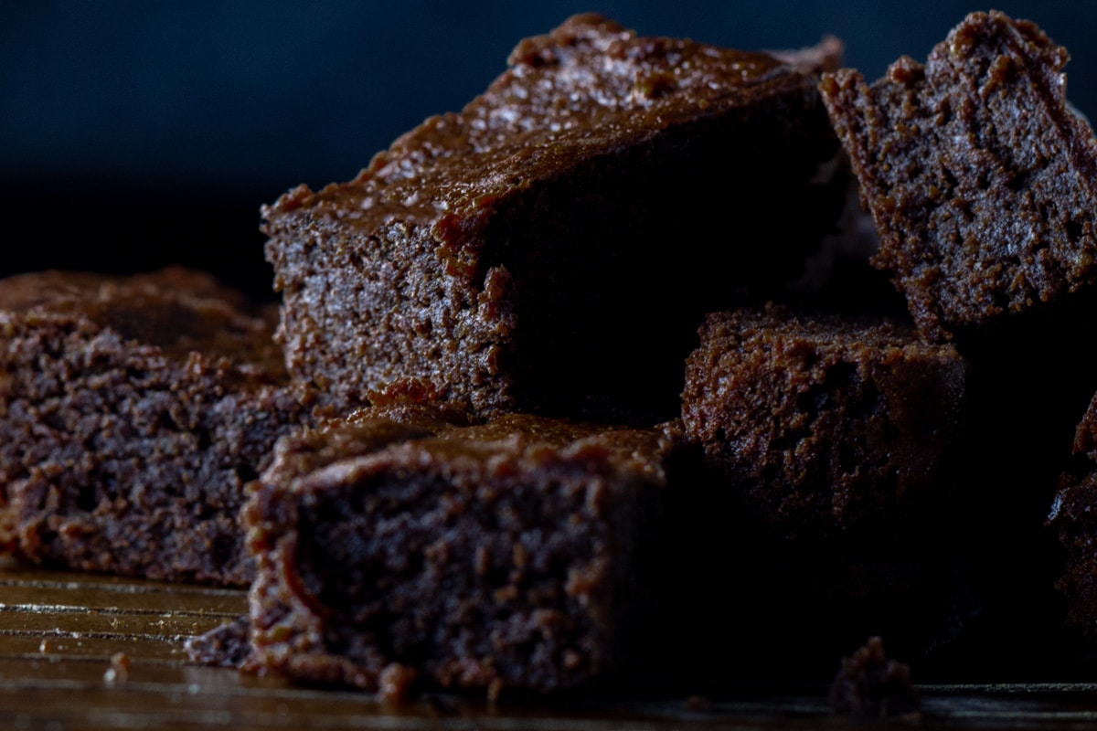 Lækkkert klistret brownie skåret i stykker og stablet