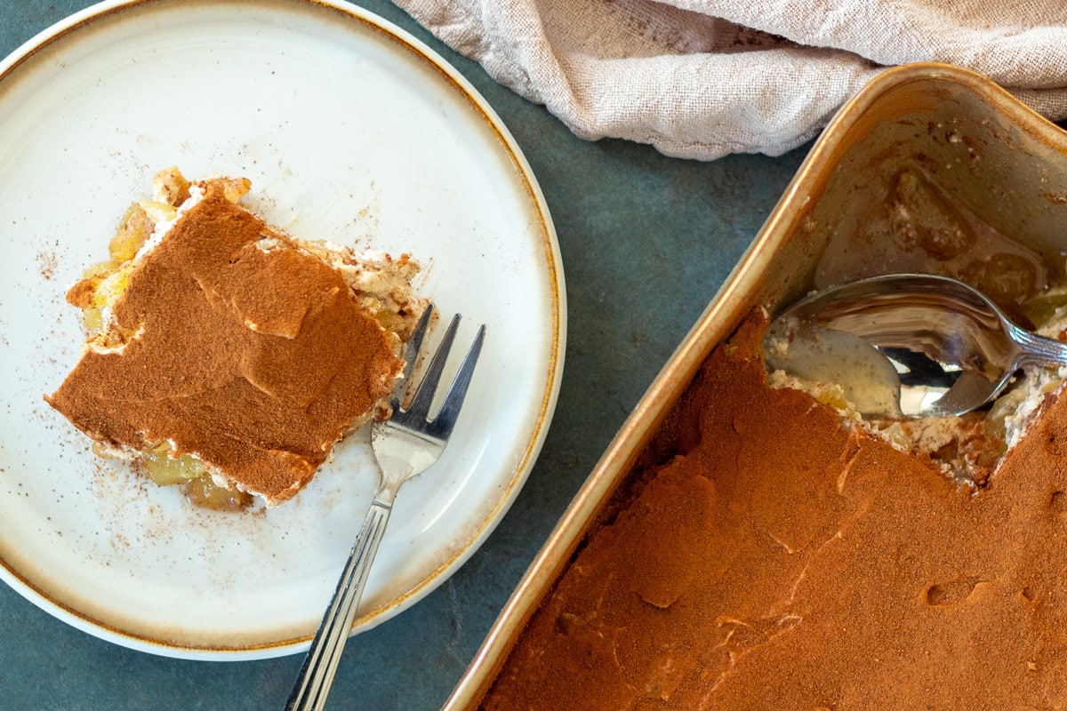 Æbletiramisu med æblemos, mascarponecreme, makroner og kanel