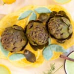 Artiskokker serveret på et fad med green-goddess-dressing til at dyppe bladene i.