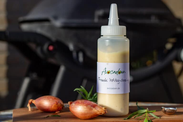 Flaske med hjemmelavet fransk hotdogdressing med skalotteløg og estragon