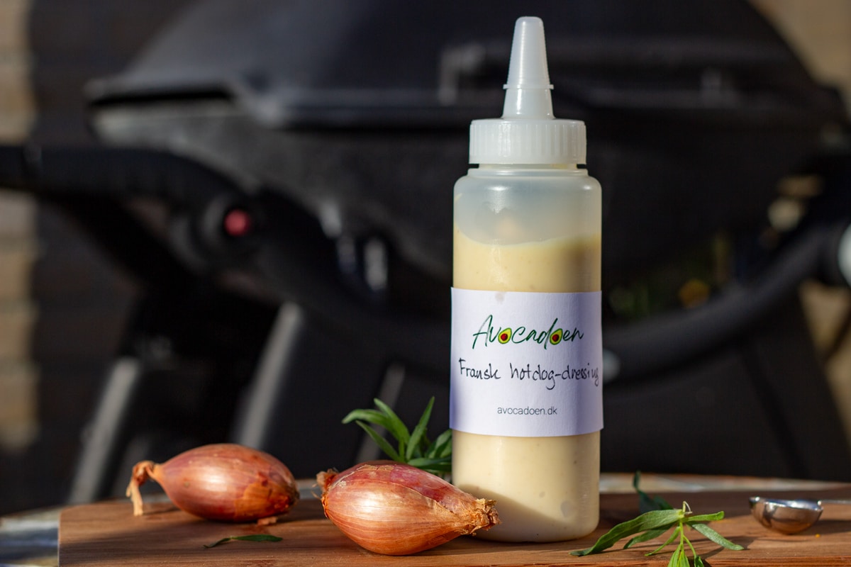Flaske med hjemmelavet fransk hotdogdressing med skalotteløg og estragon