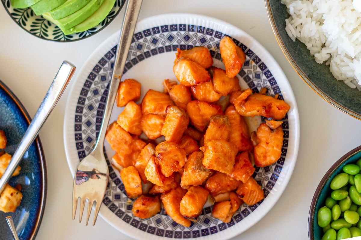 Laks marineret og bagt i airfryer er godt i en poke bowl.