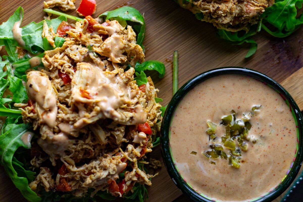 Pulled chicken i en burger med jalapenosdressing.