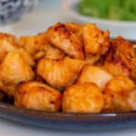 Små stykker marineret laks tilberedt i airfryer
