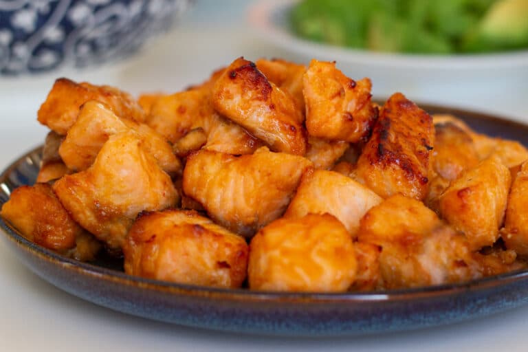 Små stykker marineret laks tilberedt i airfryer