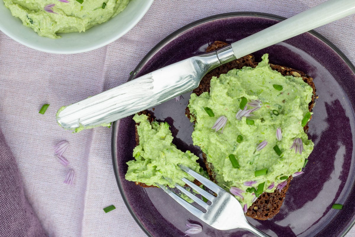 Avocadocreme med edamamebønner, hytteost og purløg som pålæg på rugbrød