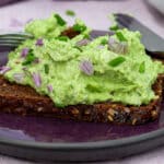Avocadocreme med edamamebønner, hytteost og purløg på rugbrød som pålæg.