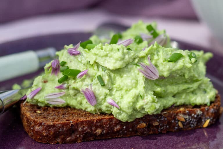 Avocadocreme med edamamebønner, hytteost og purløg på rugbrød som pålæg.