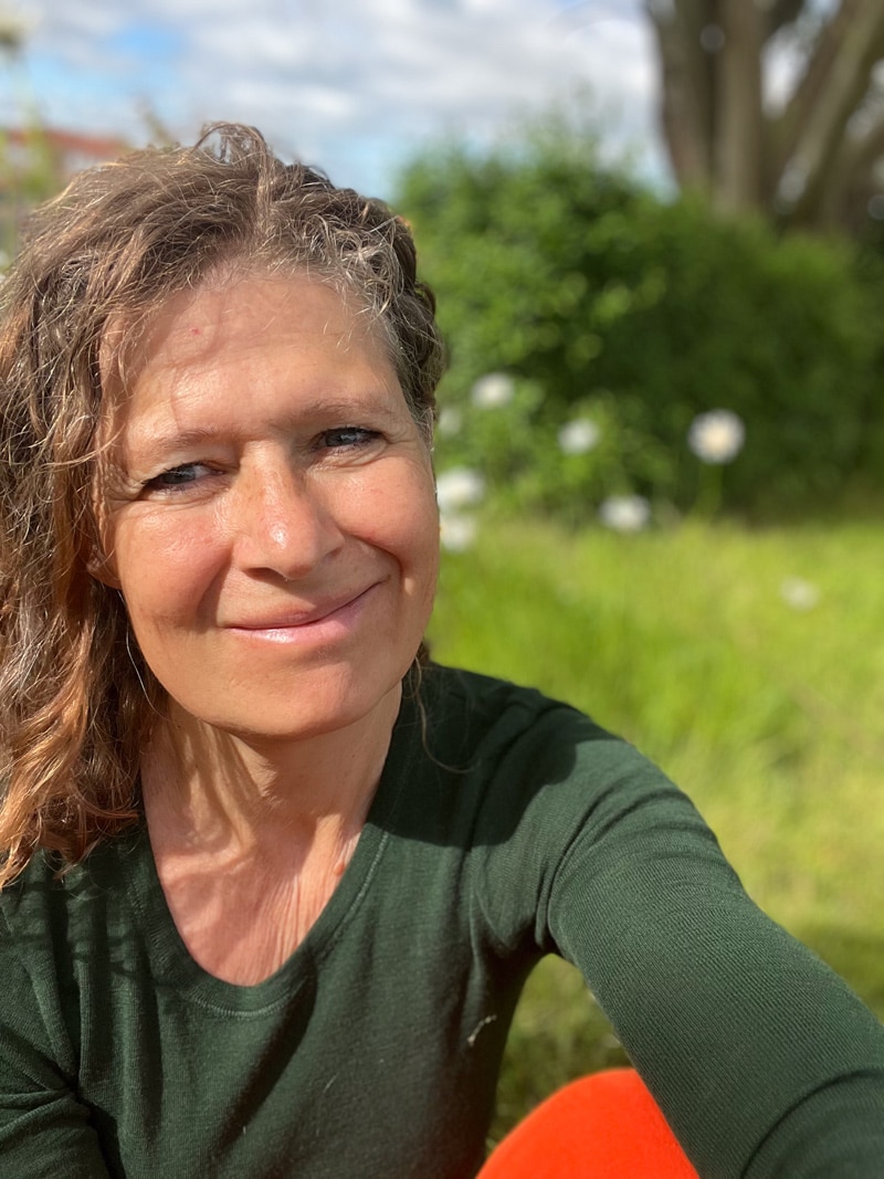 Susanne, som står bag avocadoen.dk i sin have
