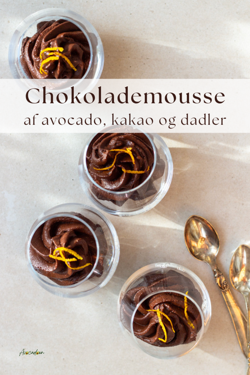 Små glas med chokolademousse med avocado, kakao og dadler, pyntet med appelsinskal