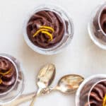 Portionsanrettet chokolademousse med avocado og dadler, pyntet med appelsinskal