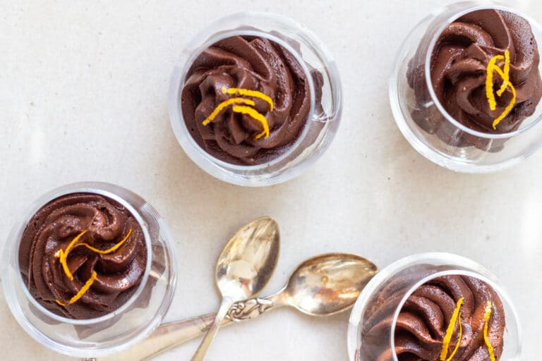Portionsanrettet chokolademousse med avocado og dadler, pyntet med appelsinskal