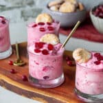 Gooseberry fool rørt med hyldeblomstsaft og stikkelsbær og mandelkager på toppen