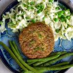 Hakkebøf af hakket kylling og pesto.