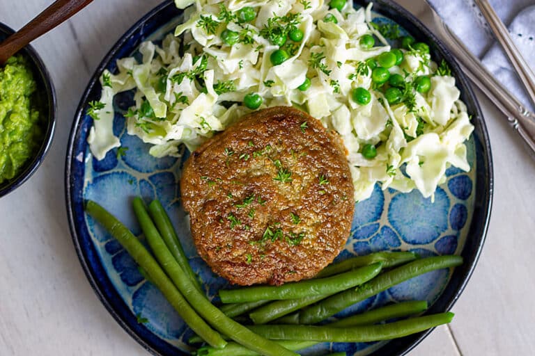 Hakkebøf af hakket kylling og pesto.