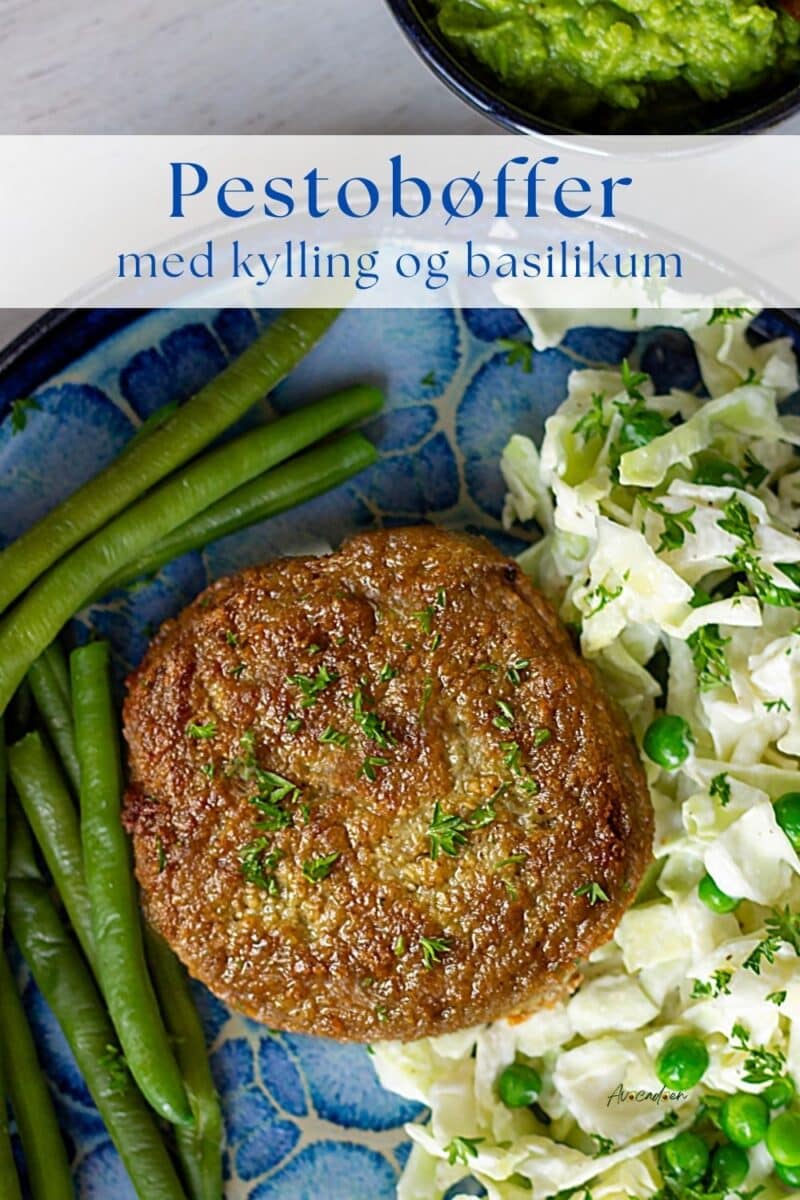 Hakkebøf af hakket kyllinge og pesto.